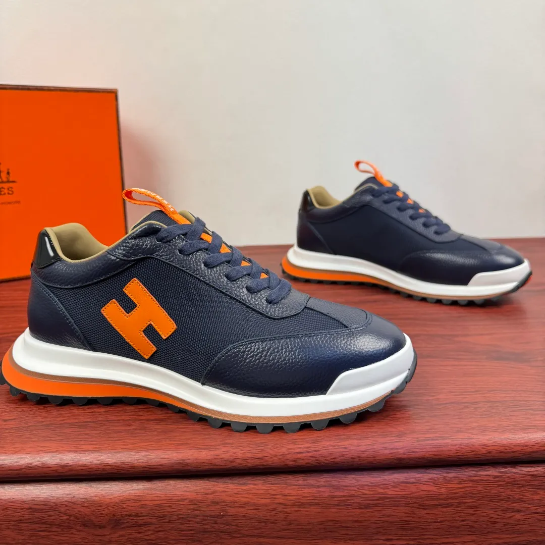 Batch 740 HERMES/Hermès men’s new sports shoes, rhythmic casual shoes: crafted with luxurious materials, luxurious walking experience! The upper is made of top-grade calfskin, with a fine texture like silk caressing the fingertips. The flexible texture is suitable for a variety of scenes; some shoes are integrated with breathable mesh, and the light breathing makes your steps refreshing at all times. The sole is made of high-elastic rubber composite material, and the carefully carved patterns give strong grip, making every step as stable as stepping on the clouds. At the same time, the cushioning and shock-absorbing technology is hidden in it, quietly eliminating the impact of the road. From urban commuting to outdoor walking, Hermès uses luxurious materials and craftsmanship to make every step a double luxury of texture and comfort, showing the brand's ultimate pursuit of details and quality in every inch. Size: 39-40-41-42-43-44 leather shoe size (38.45.46 can be customized) Item number: H25286 leather mesh blue